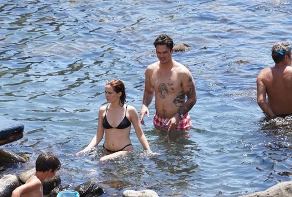 Zoey Deutch sexy boobs and ass in a little bikini in the water seen by paparazzi.



















