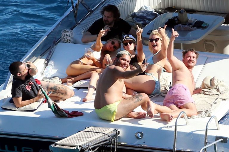 Kristen Stewart Bikini Pictures Kristen Stewart and Stella Maxwell sexy lesbians making out on a boat in bikinis seen by paparazzi.
