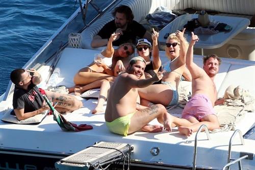 Kristen Stewart and Stella Maxwell sexy lesbians making out on a boat in bikinis seen by paparazzi.










