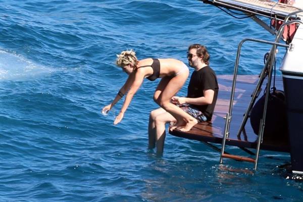 Kristen Stewart and Stella Maxwell sexy lesbians making out on a boat in bikinis seen by paparazzi.










