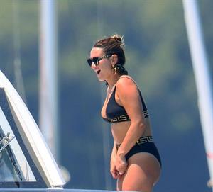 Sam Faiers sexy in a black versace bikini seen by paparazzi showing nice cleavage.






















