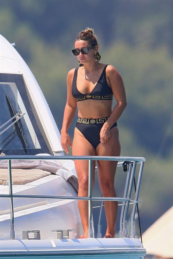 Sam Faiers sexy in a black versace bikini seen by paparazzi showing nice cleavage.






















