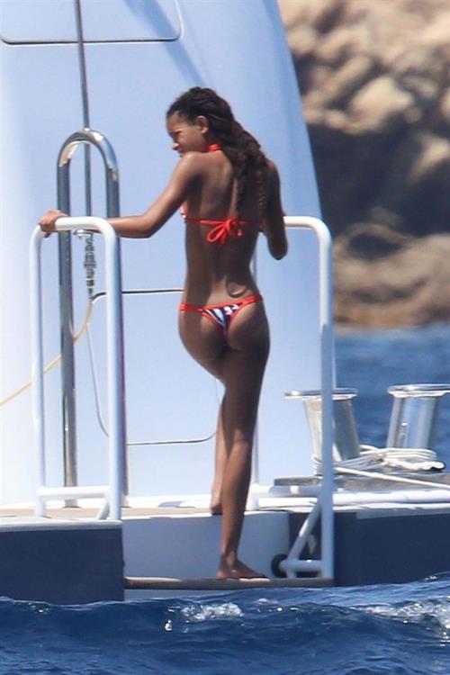 Willow Smith Bikini Pictures Willow Smith sexy ass in a bikini seen by paparazzi out on the water.