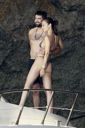 Cara Santana sexy ass in a thong bikini seen by paparazzi with Jesse Metcalfe.












































