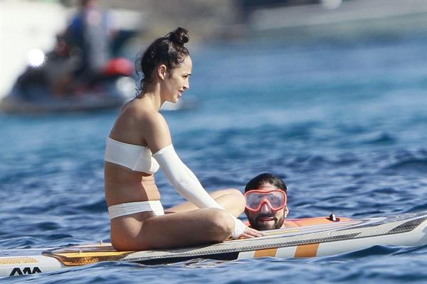 Cara Santana sexy ass in a thong bikini seen by paparazzi with Jesse Metcalfe.












































