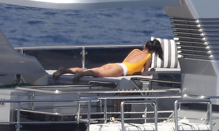 Silvia Toffanin Pictures Silvia Toffanin nipple pokies in a wet sexy swimsuit seen by paparazzi on a yacht.