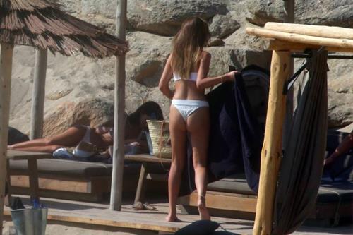 Lorena Rae sexy ass in a white bikini at the beach seen by paparazzi.













