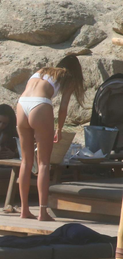 Lorena Rae sexy ass in a white bikini at the beach seen by paparazzi.












