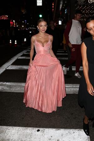 Sydney Sweeney big boobs showing nice cleavage in a sexy dress at the premiere of  Once Upon a Time in Hollywood  seen by paparazzi.












