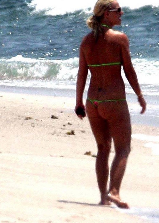 Britney Spears in a bikini - ass