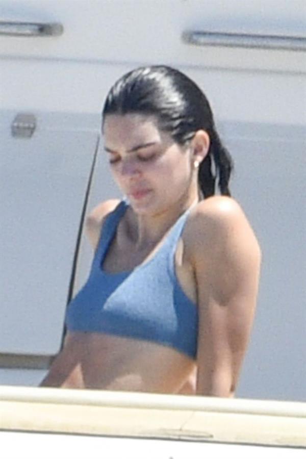 Kendall Jenner in a sexy bikini swimsuit on a yacht with Kourtney Kardashian seen by paparazzi.








































