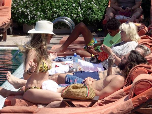 Heidi Klum nip slip in a sexy bikini seen by paparazzi and kissing her husband and flashing her boob.


