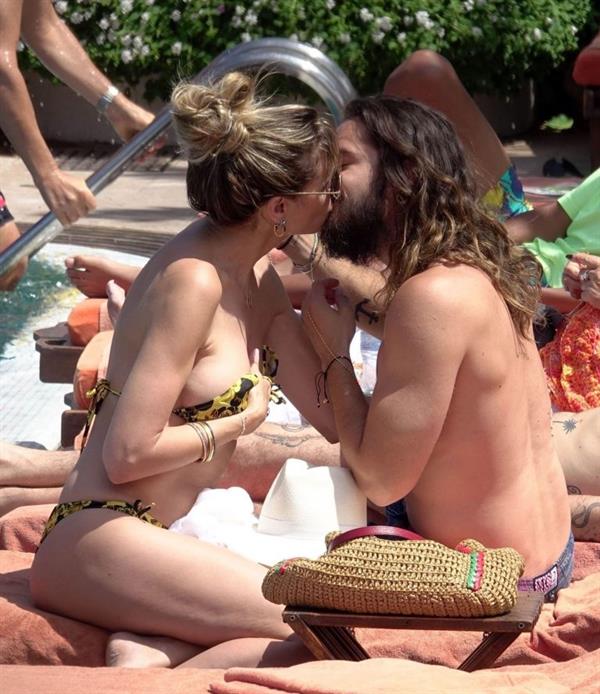 Heidi Klum nip slip in a sexy bikini seen by paparazzi and kissing her husband and flashing her boob.


