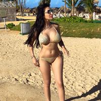 Kim Hunjan in a bikini taking a selfie