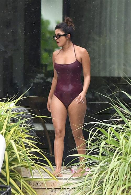 Priyanka Chopra sexy tits in a wet swimsuit seen by paparazzi.






