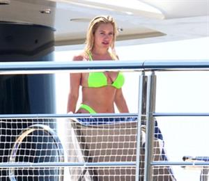 Stassie Karanikolaou sexy ass in a green thong bikini showing nice cleavage with her big boobs seen by paparazzi.








