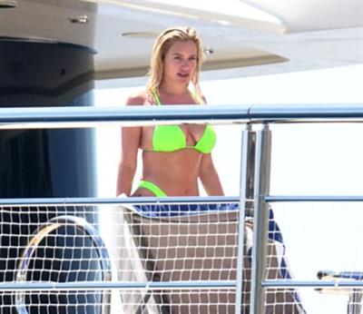 Stassie Karanikolaou sexy ass in a green thong bikini showing nice cleavage with her big boobs seen by paparazzi.








