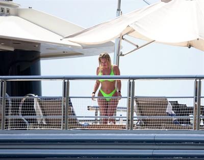 Stassie Karanikolaou sexy ass in a green thong bikini showing nice cleavage with her big boobs seen by paparazzi.








