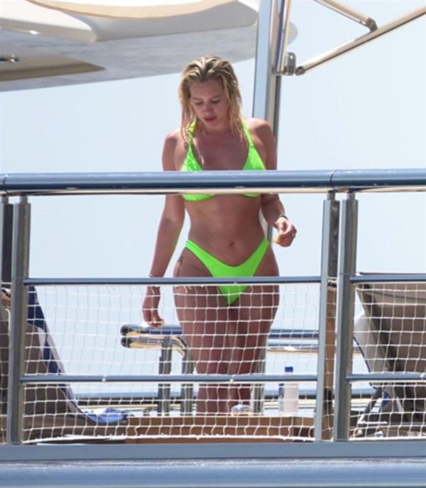 Stassie Karanikolaou sexy ass in a green thong bikini showing nice cleavage with her big boobs seen by paparazzi.








