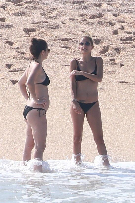 Nicole Richie sexy ass in a bikini at the beach with her daughter seen by paparazzi.












