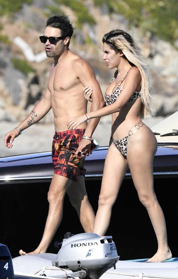 Alexa Dellanos sexy ass in a thong bikini also showing nice cleavage out on the water with her boyfriend Alec Monopoly seen by paparazzi.















