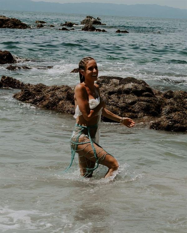 Kristin Cavallari topless seen by paparazzi at the beach covering her nude boobs with her arms.








