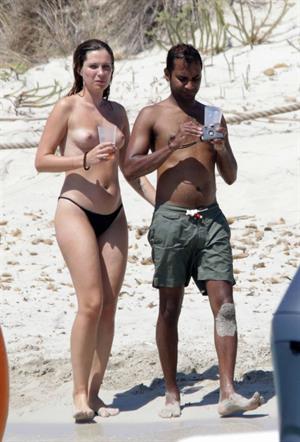 Serena Skov Campbell Topless Pictures Serena Skov Campbell caught nude by paparazzi with her topless boobs exposed at the beach with her boyfriend Aziz Ansari.