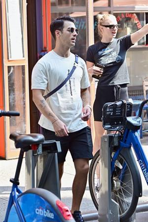 Sophie Turner braless tits seen kissing Joe Jonas by paparazzi.









