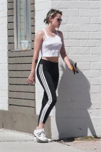 Kristen Stewart braless tits pokies seen by paparazzi in a white top showing off her boobs.











