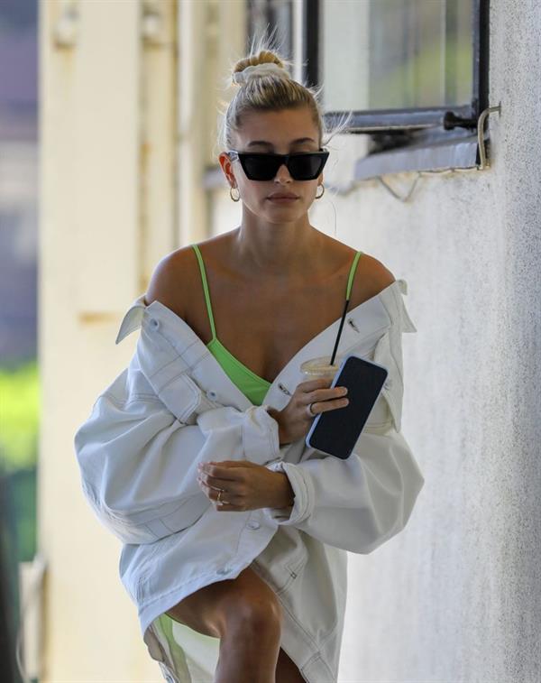 Hailey Baldwin sexy in a green dress and jacket seen by paparazzi.


















