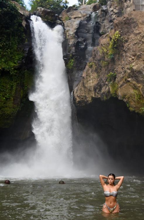 Demi Rose sexy ass and cleavage in a new bikini photo shoot in Bali.


