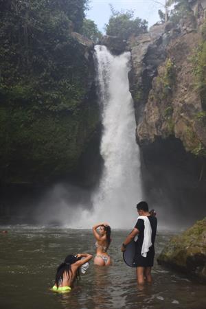 Demi Rose sexy ass and cleavage in a new bikini photo shoot in Bali.


