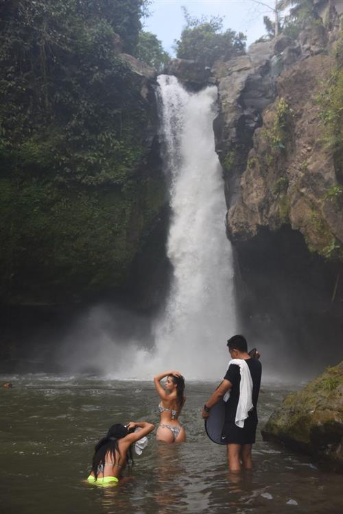 Demi Rose sexy ass and cleavage in a new bikini photo shoot in Bali.


