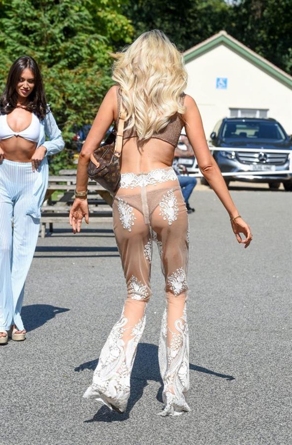 Olivia Attwood sexy ass and boobs showing nice cleavage seen by paparazzi.









