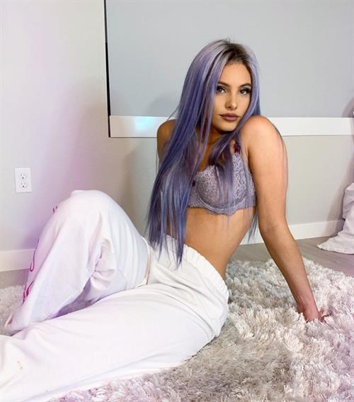 Lele Pons boobs in a see through bra top showing off her tits.











