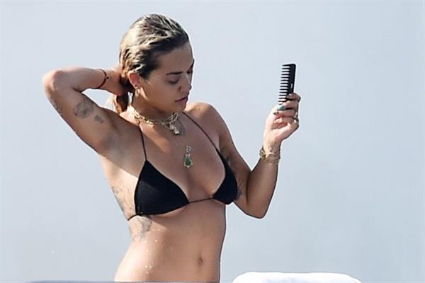 Rita Ora sexy ass and boobs in a thong bikini showing nice cleavage on a yacht seen by paparazzi.





























