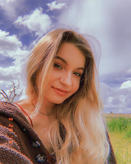 Skye Raae taking a selfie