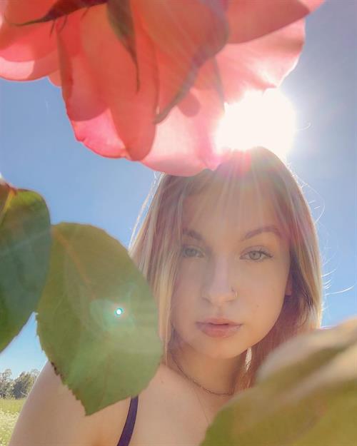 Skye Raae taking a selfie