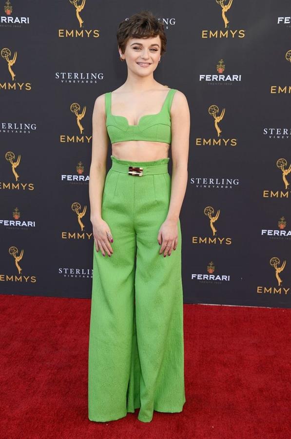 Joey King boobs showing nice cleavage in a little green top on the red carpet.

















































