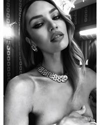 Candice Swanepoel topless new photos she shared covering her nude boobs with her hand.







