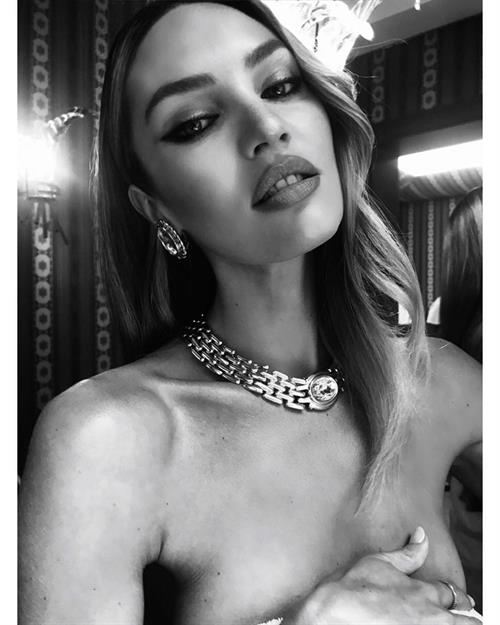 Candice Swanepoel Pictures Candice Swanepoel topless new photos she shared covering her nude boobs with her hand.