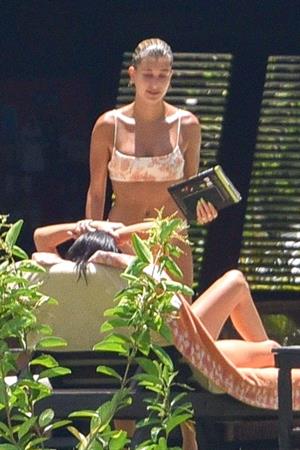 Hailey Baldwin and Kendall Jenner tanning in sexy thong bikinis seen by paparazzi.
























