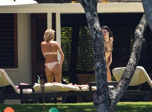 Hailey Baldwin and Kendall Jenner tanning in sexy thong bikinis seen by paparazzi.
























