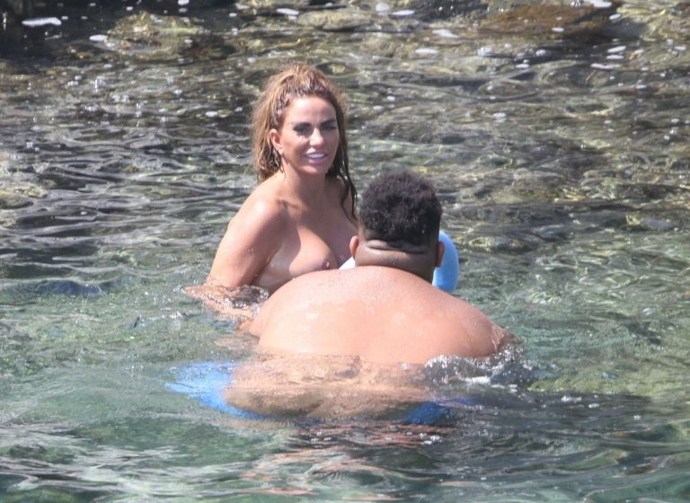 Katie Price caught nude with her son by paparazzi showing her topless boobs.

