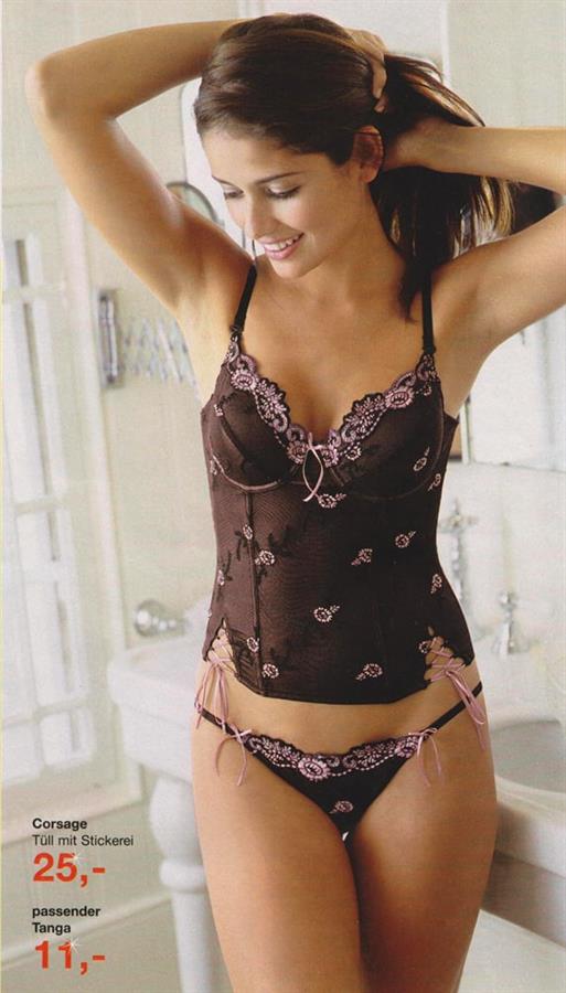 Carla Ossa in lingerie