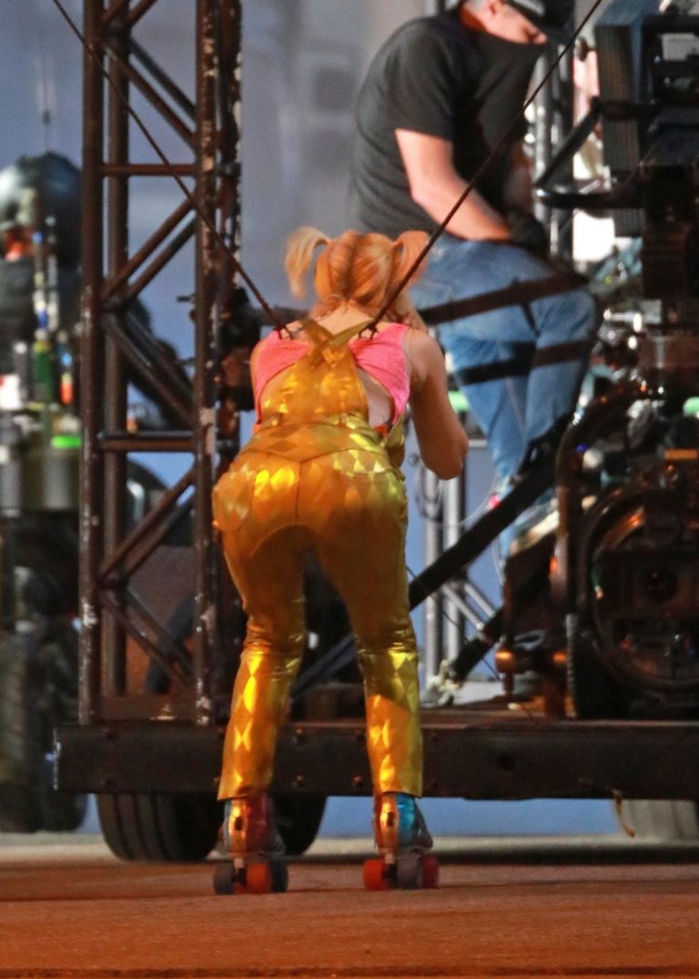 Margot Robbie Pictures Margot Robbie sexy filming an action scene as Harley Quinn in the new movie  Birds of Prey .