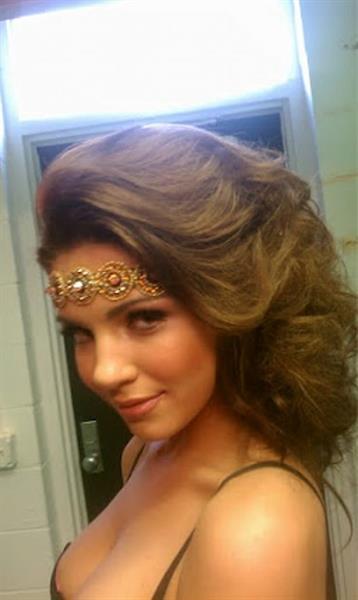 Jessica Ashley taking a selfie