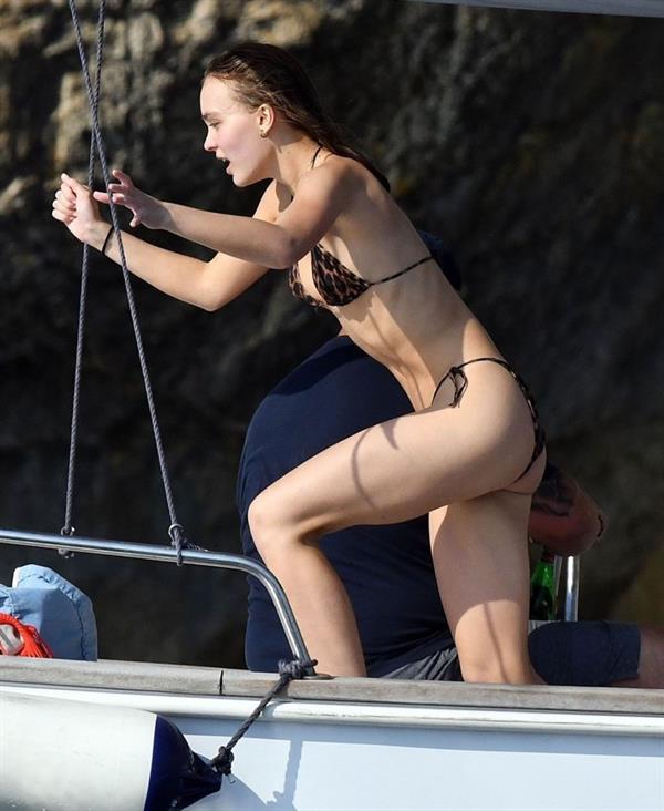 Lily-Rose Depp sexy ass in a little thong bikini making out with Timothee Chalamet on a boat seen by paparazzi.





