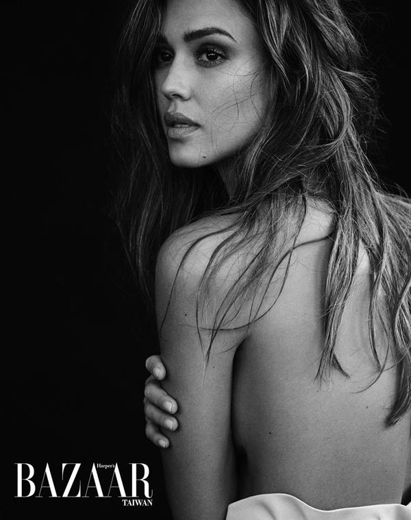 Jessica Alba topless and sexy new photo shoot for Harper's Bazaar.





















