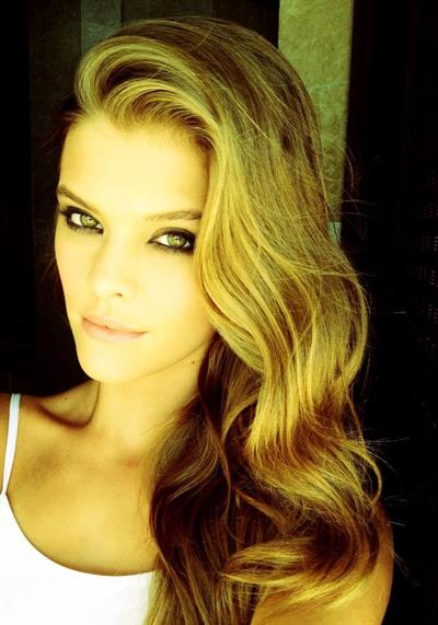 Nina Agdal taking a selfie
